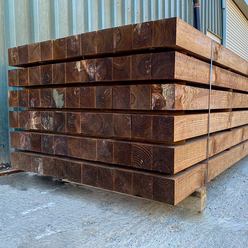 Concrete vs. Wood – Which material should you choose for fence posts & gravel boards?